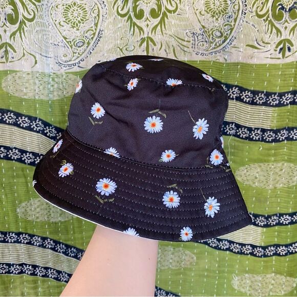 Alice + Olivia Daisy Print & Solid White Reversible Bucket Hat - Picture 6 of 12